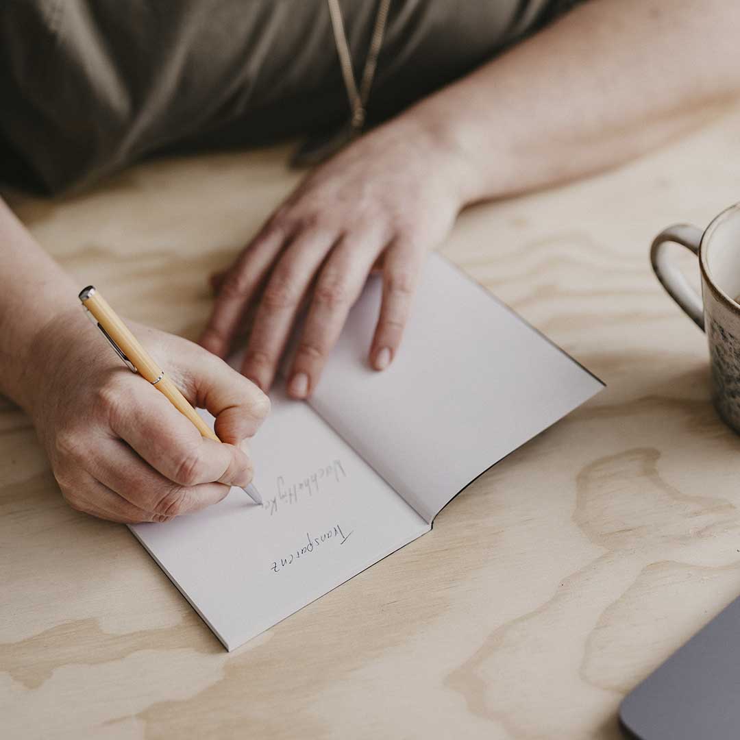Zusammenarbeit-Ablauf Melanie schreibt Notizen zur Zusammenarbeit und Ablauf eines Workshops